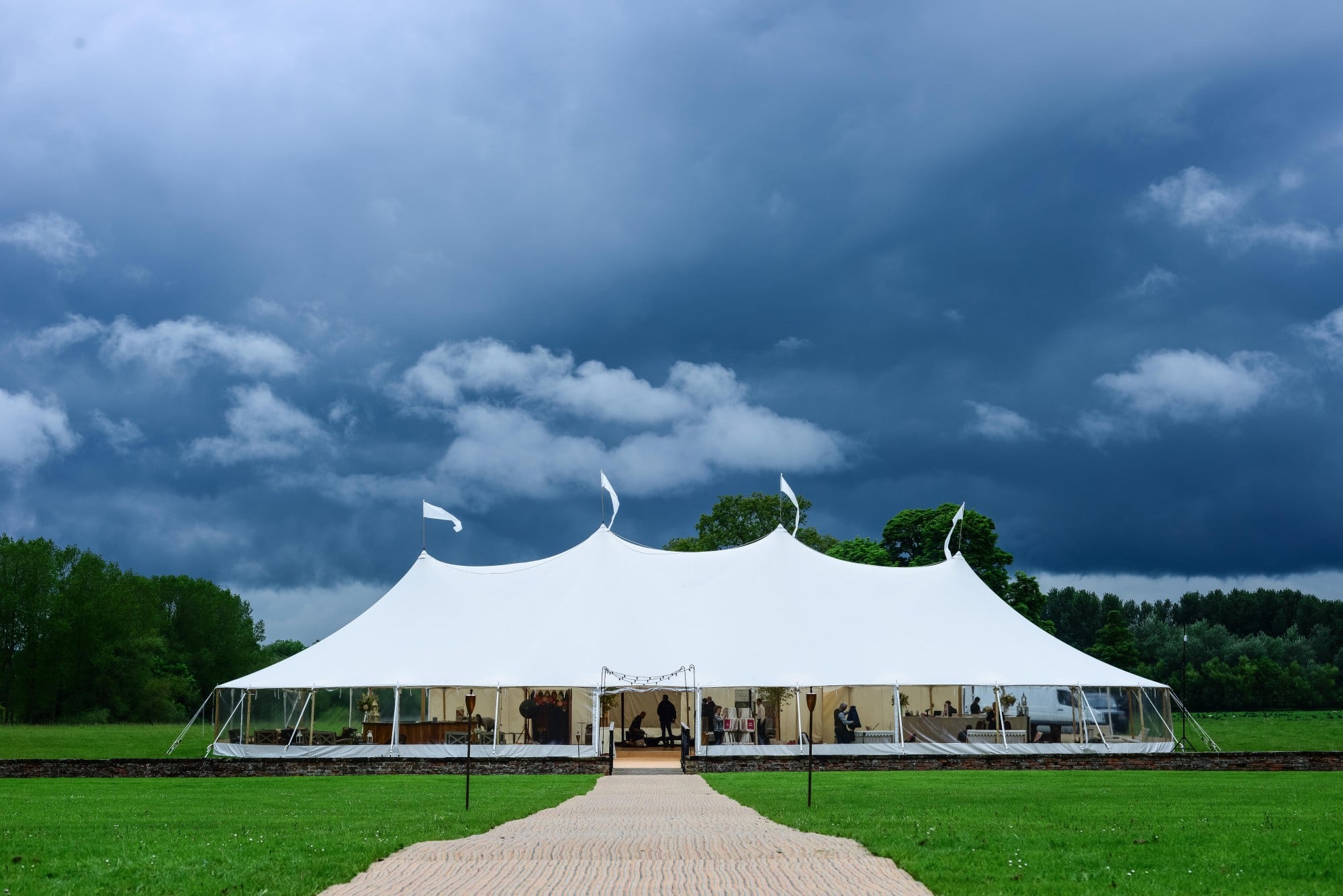Waiting for guests to arrive. LCPhotography Wedding hour Live-24
