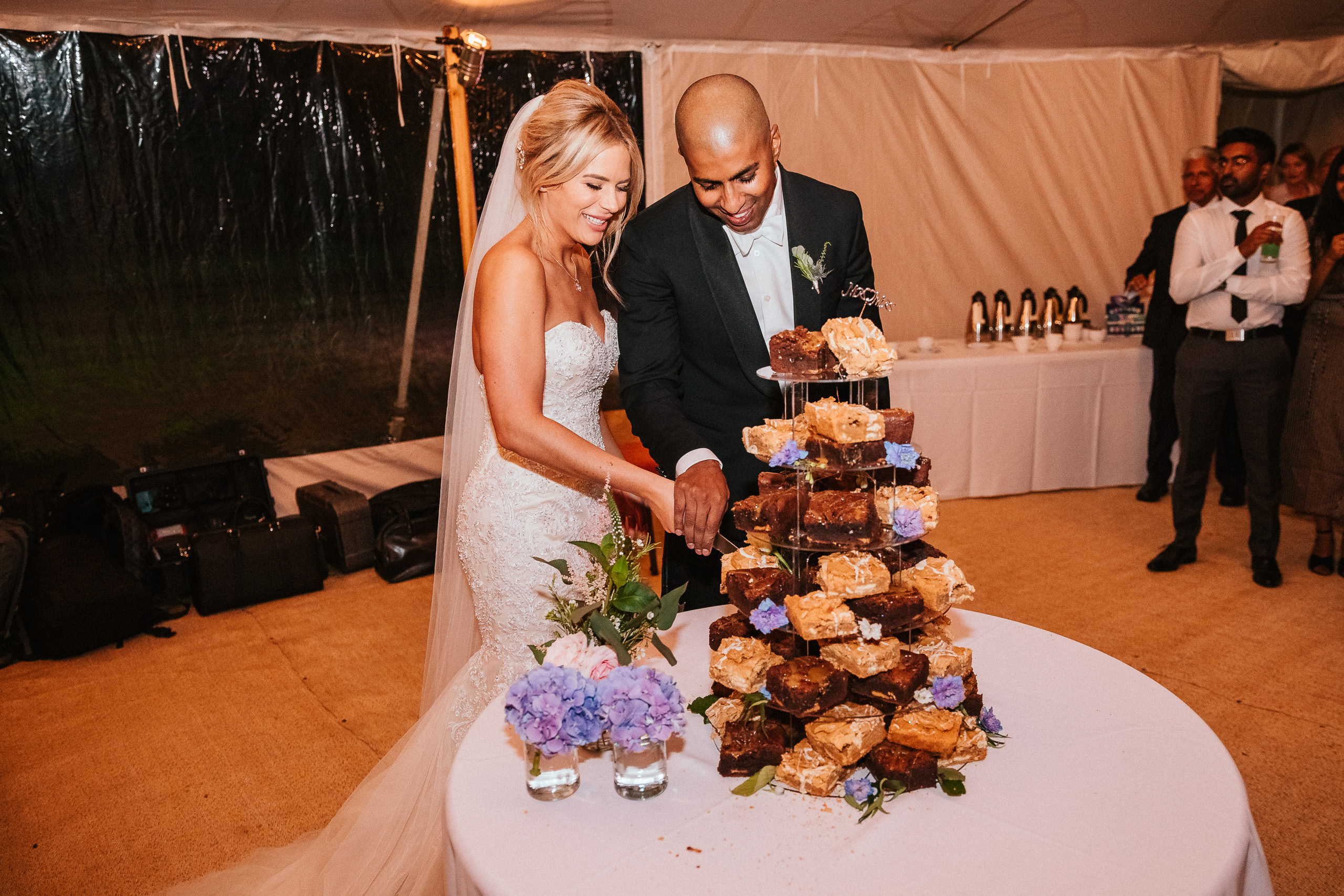 PapaKåta couple April & Martin's Sperry wedding at Arniston House, Scotland captured by Laurence Howe Photography - Cutting the cake, Mimis Bakehouse Edinburgh PapaKåta couple April & Martin's Sperry wedding at Arniston House, Scotland captured by Laurence Howe Photography - Cutting the cake, Mimis Bakehouse Edinburgh