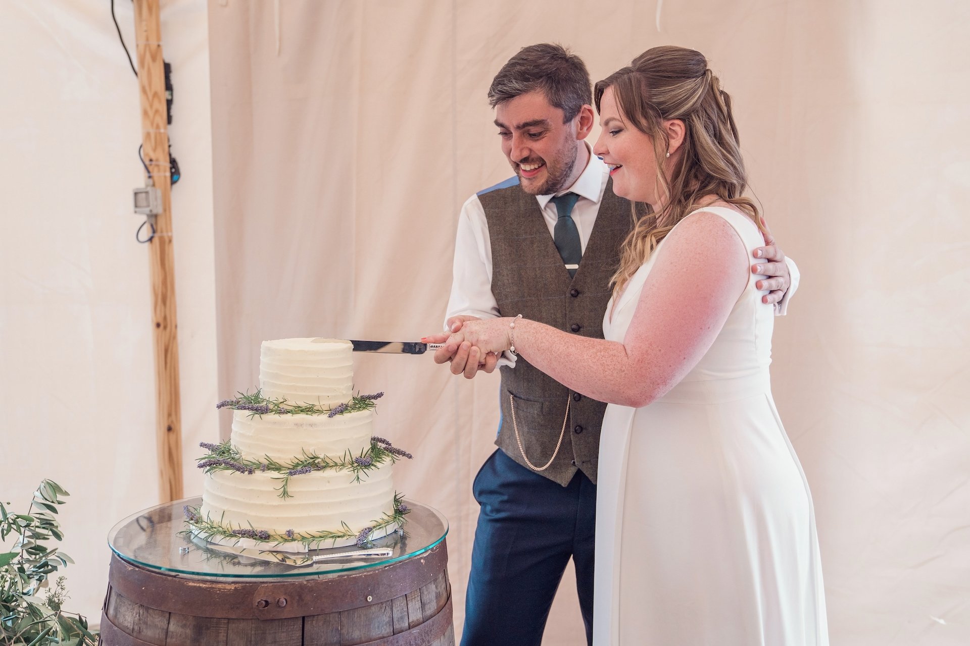 PapaKåta couple Louise & Alex's Sperry Wedding at Elford Hall Garden, Staffordshire captured by Jessica Raphael Photography- Cutting the cake