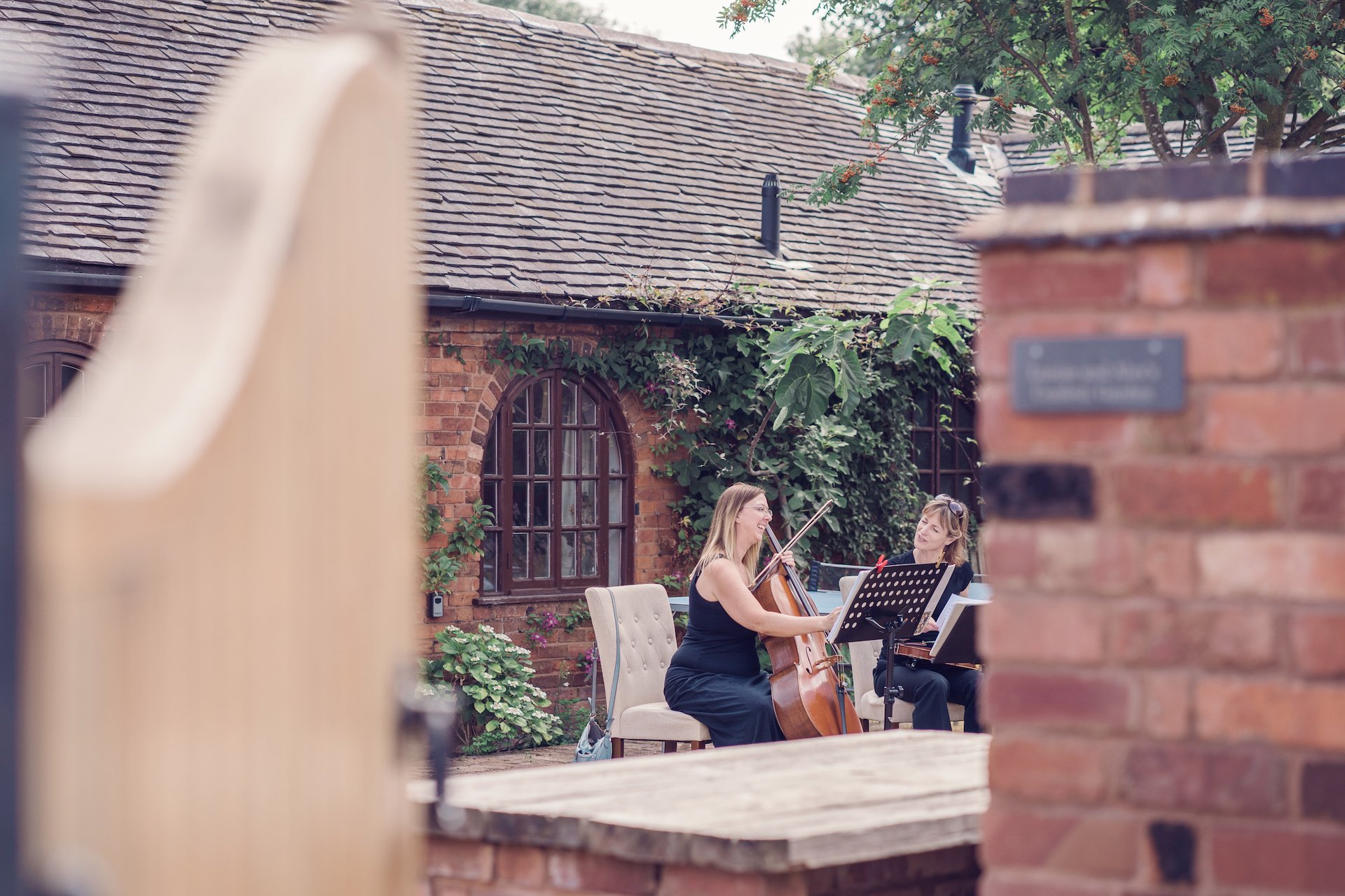 PapaKåta couple Louise & Alex's Sperry Wedding at Elford Hall Garden, Staffordshire captured by Jessica Raphael Photography- Prosecco Quartet