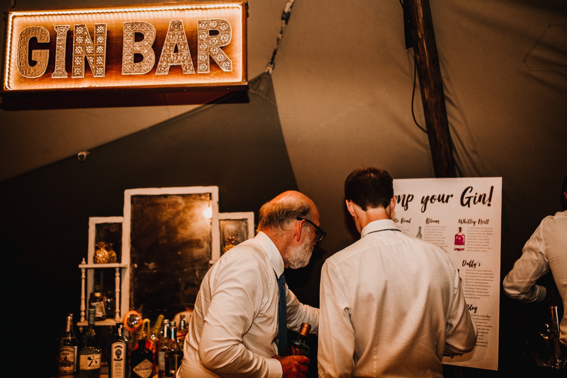 PapaKåta couple Hayley & Luke's Teepee Wedding in Ascott-Under-Wychwood, Oxon captured by Carla Blain Photography- Gin Bar