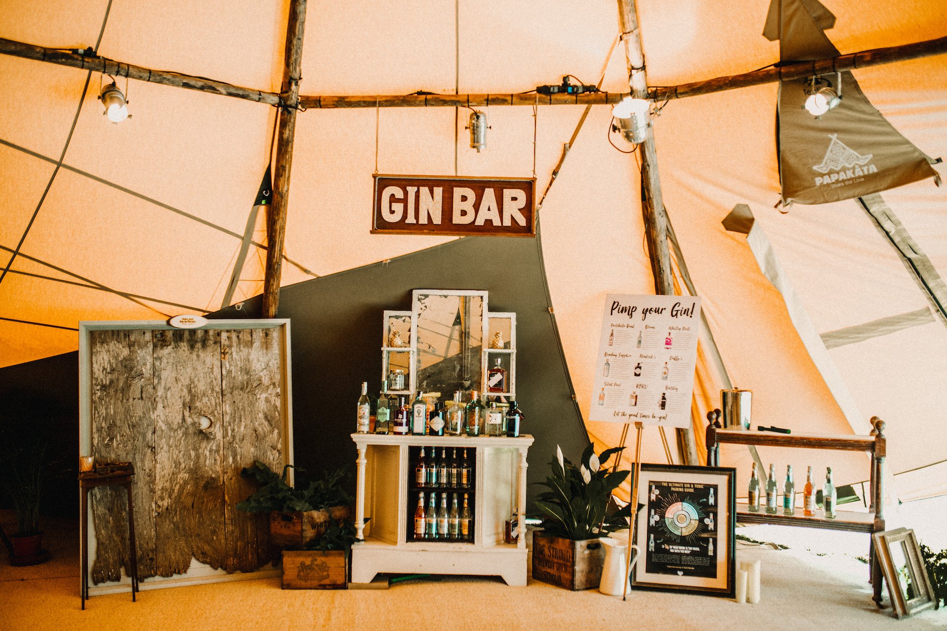 PapaKåta couple Hayley & Luke's Teepee Wedding in Ascott-Under-Wychwood, Oxon captured by Carla Blain Photography- Teepee Gin bar 