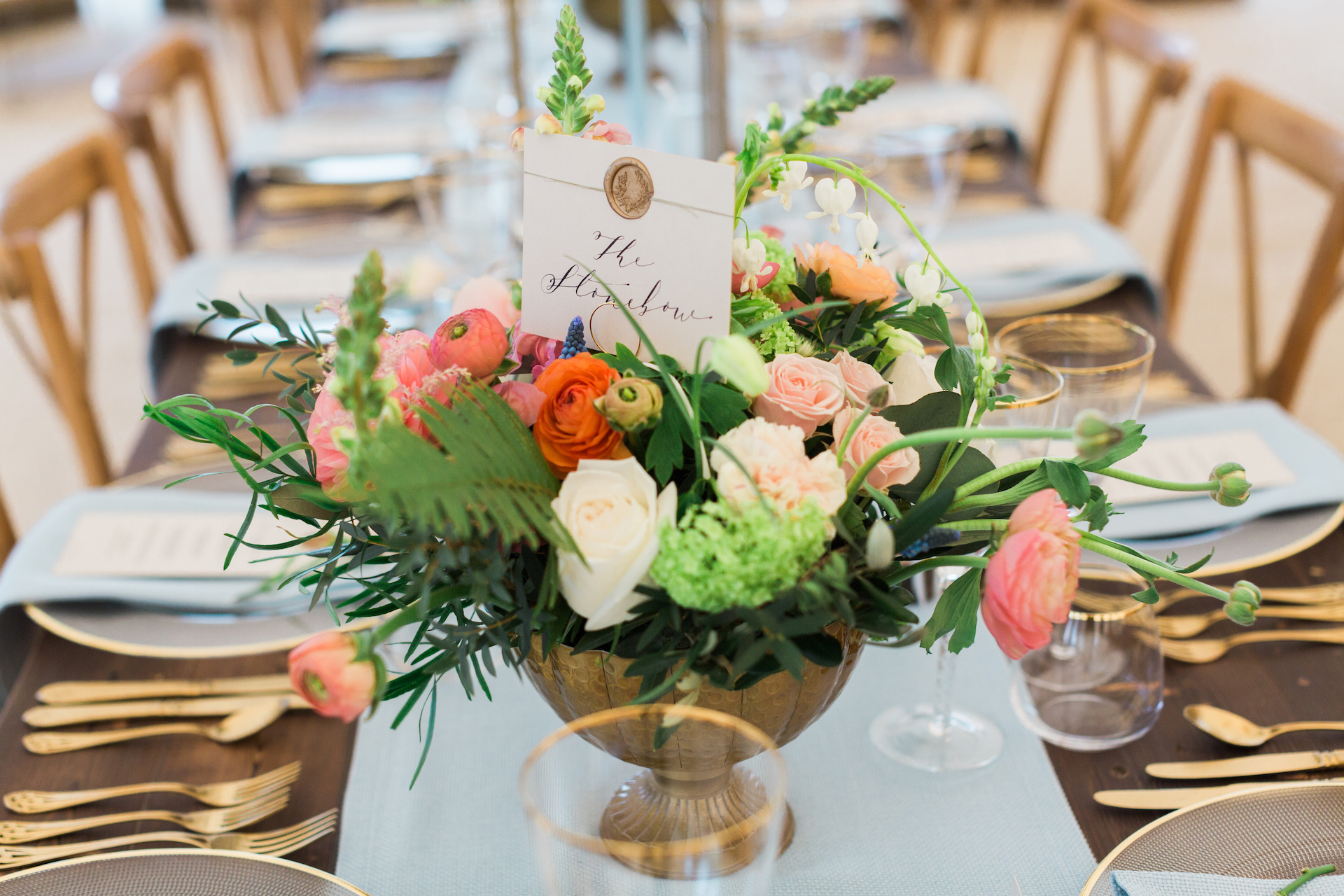 PapaKåta Spring Open Weekend Sperry Tent captured by Lucy Davenport Photography: Floral Centrepiece by Leafy Couture with Gold Crockery by Whitehouse Event Crockery