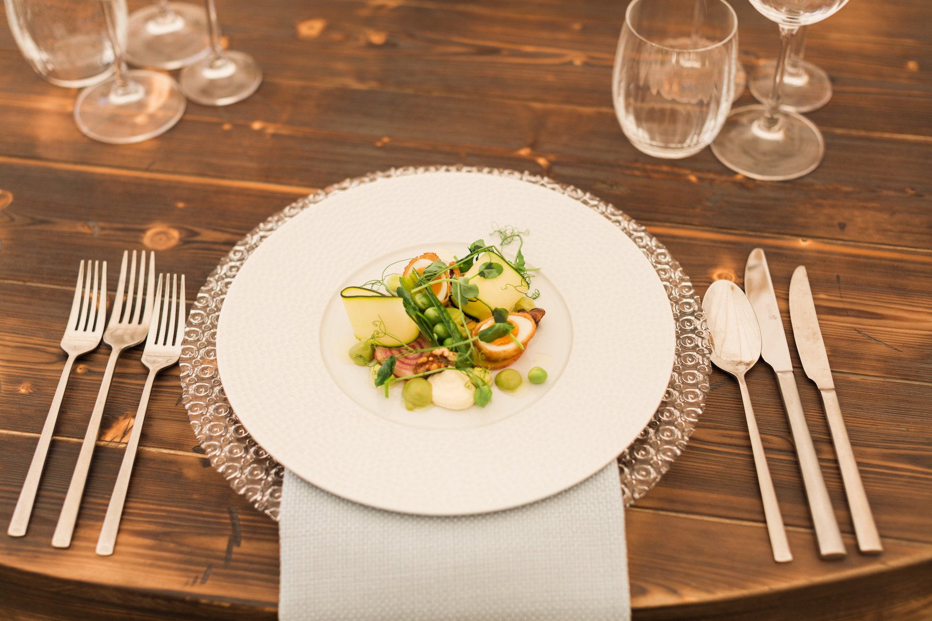 PapaKåta Spring Open Weekend Sperry Tent captured by Lucy Davenport Photography: Plated dishes by Goose & Berry