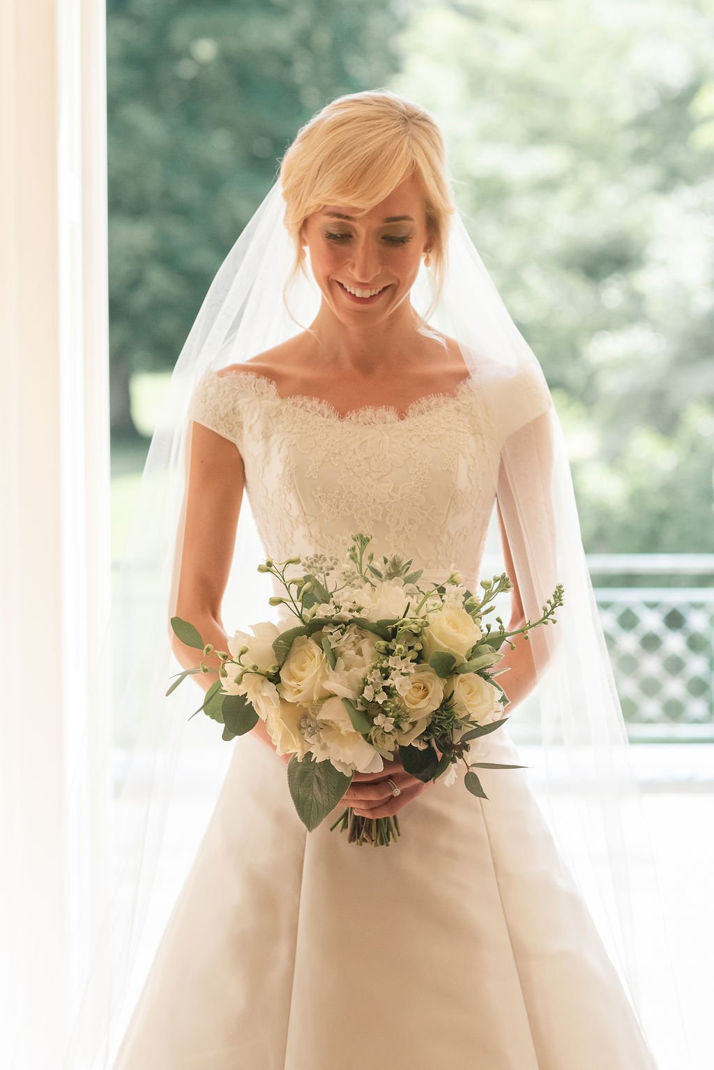 Amanda & Jono PapaKåta Sperry Tent Wedding, Rockley Manor, Flo Brooks Photography; Beautiful Bride with Bouquet