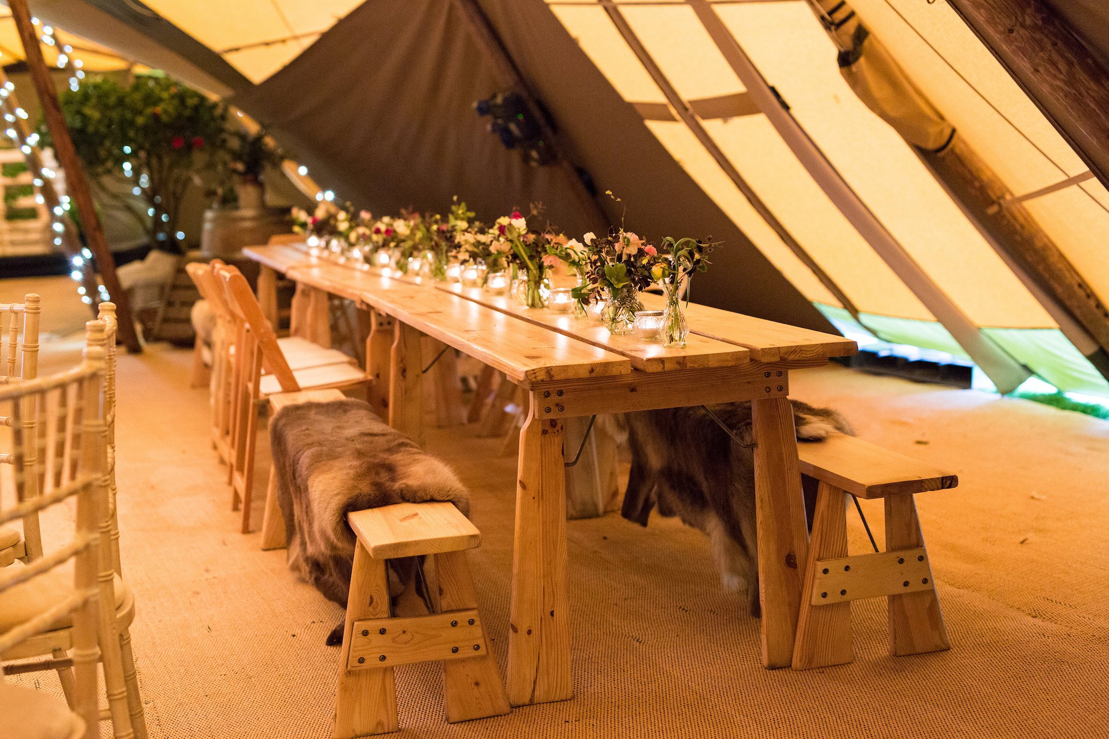 PapaKata Teepee with Wooden Tables and Benches