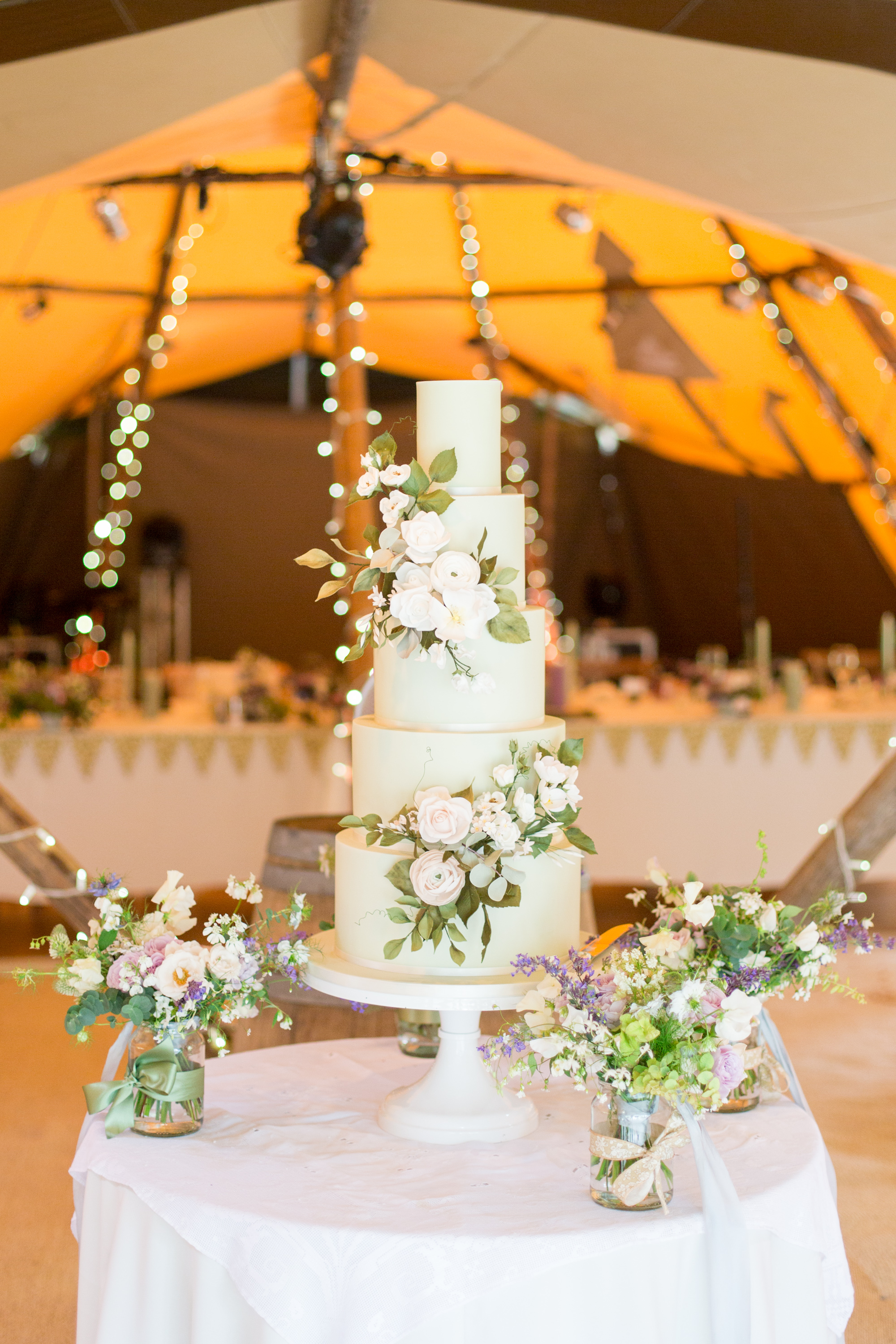 Jess & Rob's stunning PapaKåta Tipi Tent Wedding in Ilkley, West Yorkshire. Photography by Helen Warner; Beautiful Cake