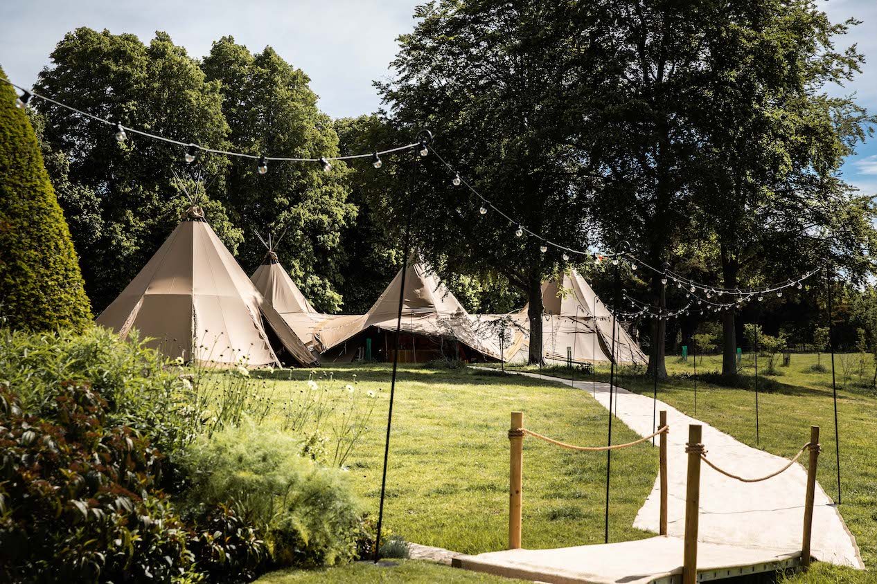 Fay & Mike Gorgeous PapaKåta Tipi Wedding at Cornwell Manor in the Cotswolds. Photographed by Alice Morgan Photography; Tipi Exterior