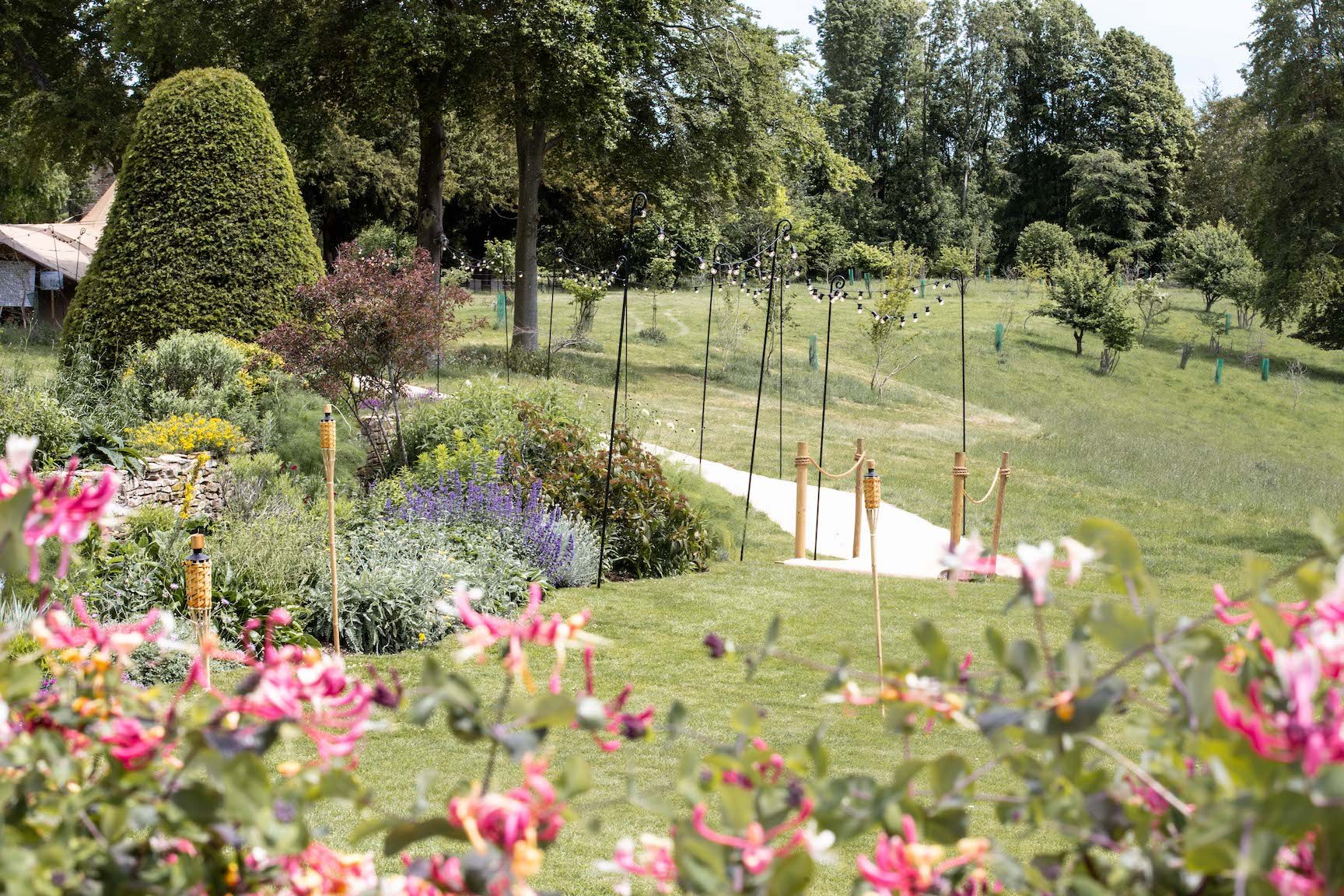 Fay & Mike Gorgeous PapaKåta Tipi Wedding at Cornwell Manor in the Cotswolds. Photographed by Alice Morgan Photography; Beautiful Gardens