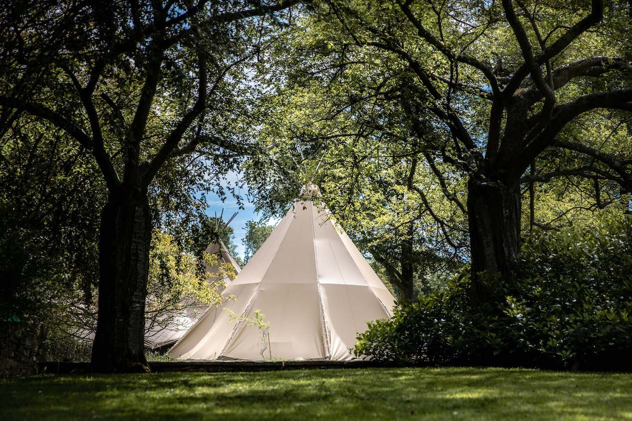 Fay & Mike Gorgeous PapaKåta Tipi Wedding at Cornwell Manor in the Cotswolds. Photographed by Alice Morgan Photography; Tipi in the Gardens
