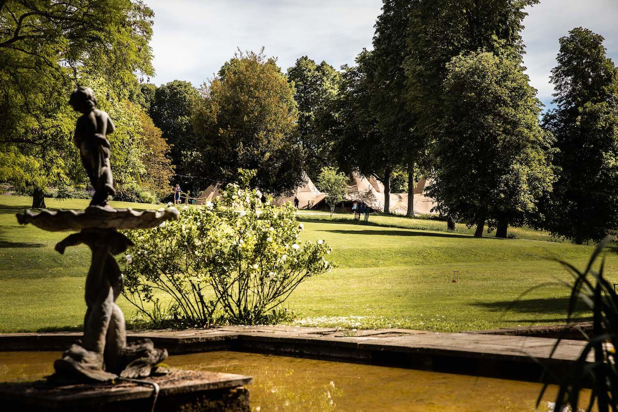 Fay & Mike Gorgeous PapaKåta Tipi Wedding at Cornwell Manor in the Cotswolds. Photographed by Alice Morgan Photography; Stunning Grounds