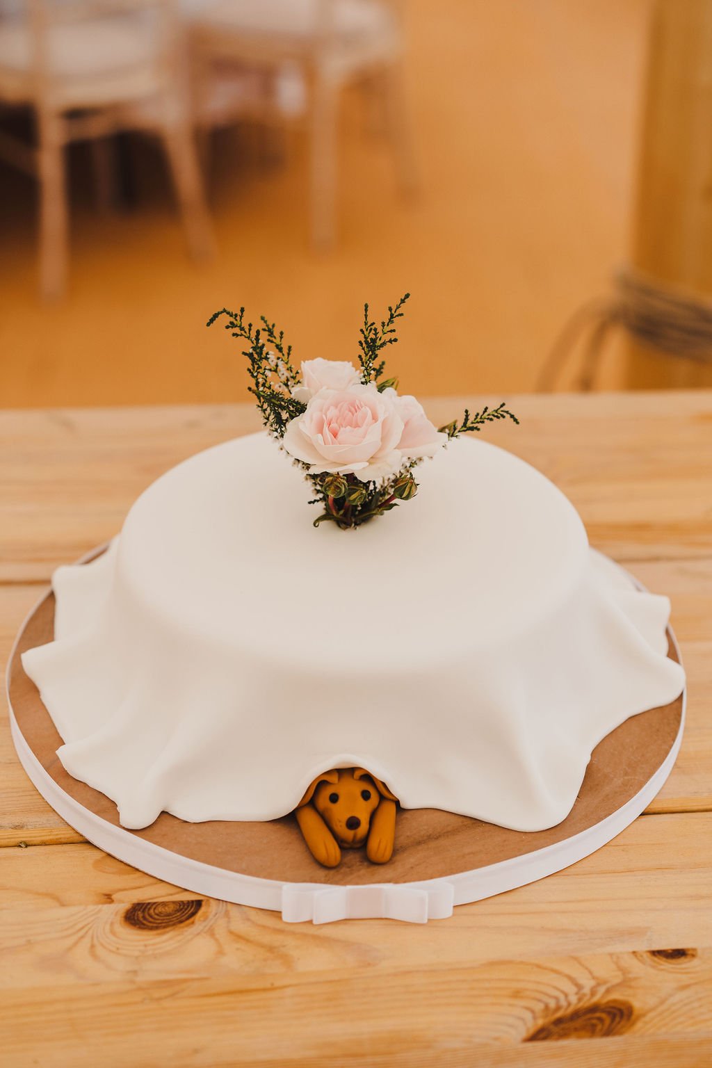 Ruth & Alex PapaKåta Sperry Tent Wedding in Angus, Scotland. Photographed by Anna Urban Photography; Peeping Puppy Cake!