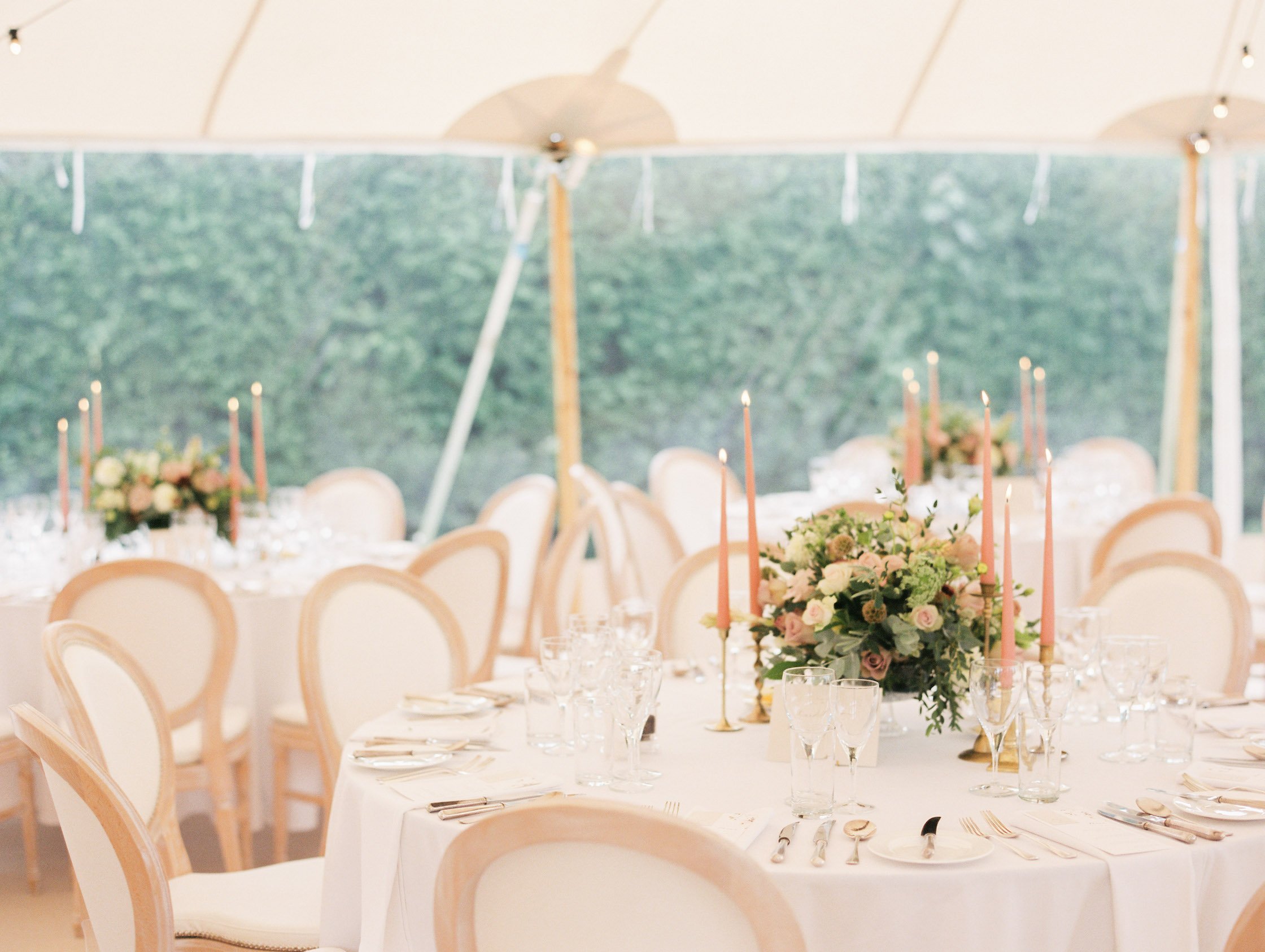 Jules & Shaun Beautiful PapaKåta Sperry Tent Wedding at Langar Hall. Photographed by Hannah Duffy Photography; Sperry Interior