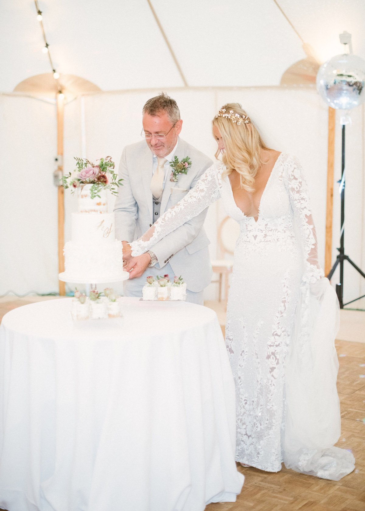 Jules & Shaun Beautiful PapaKåta Sperry Tent Wedding at Langar Hall. Photographed by Hannah Duffy Photography; Cut the Cake!